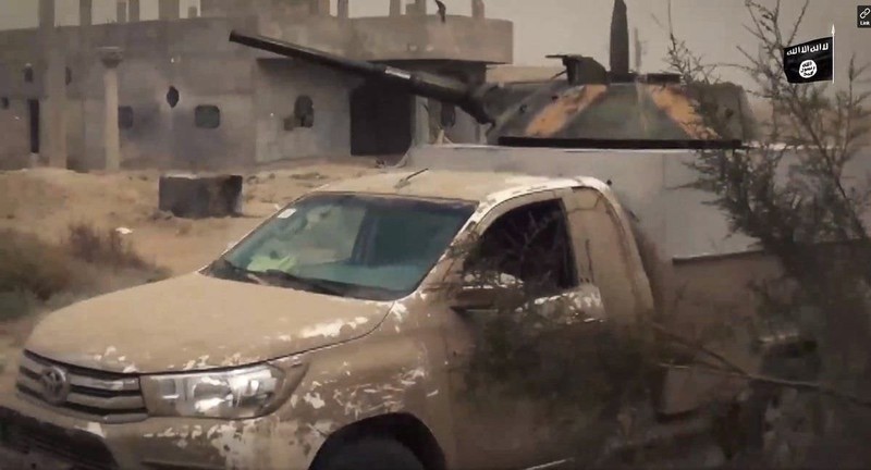 Chien truong Syria: Gan thap phao BMP-1 gan tren thung xe ban tai-Hinh-11