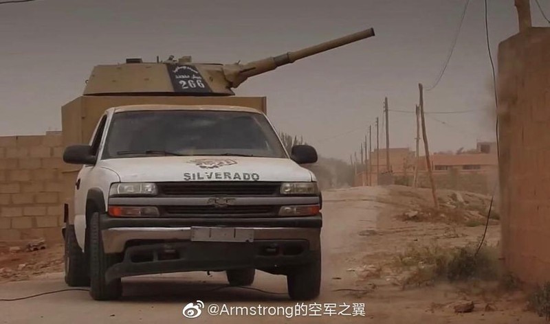 Chien truong Syria: Gan thap phao BMP-1 gan tren thung xe ban tai