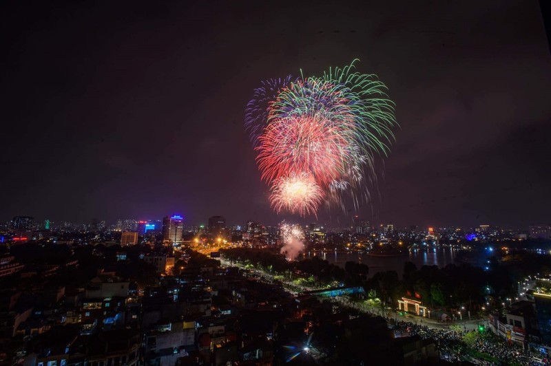 Ha Noi: Man nhan voi man trinh dien anh sang dem Giao thua-Hinh-2