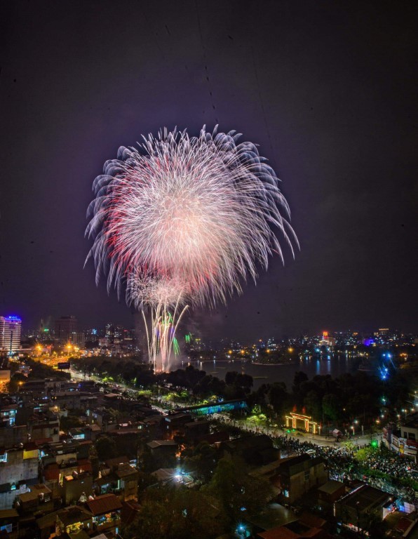 Ha Noi: Man nhan voi man trinh dien anh sang dem Giao thua-Hinh-6