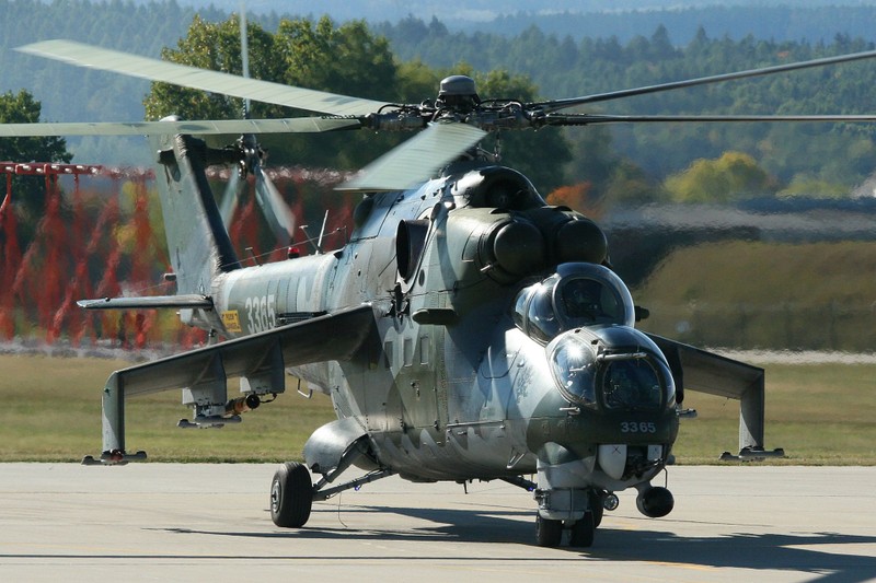 Truc thang vu trang Mi-35 cua Nga roi o Syria, phi cong thiet mang-Hinh-4