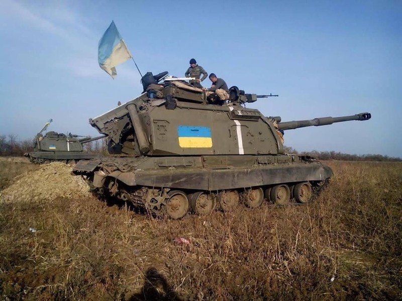 Ukraine bat ngo keo hang dan phao tu hanh 152mm toi Donbass-Hinh-13