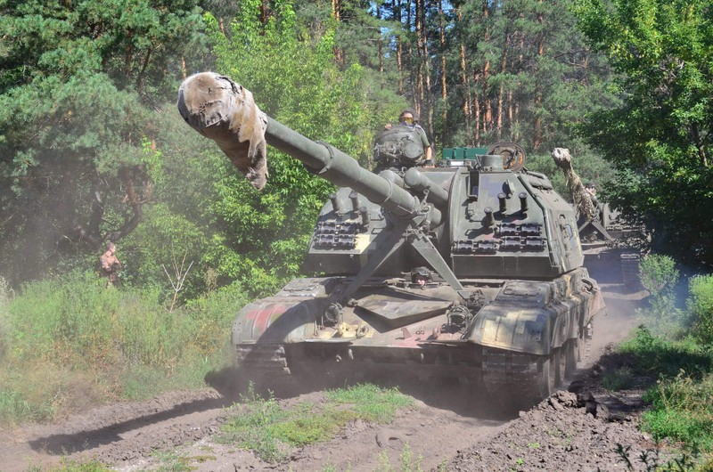 Ukraine bat ngo keo hang dan phao tu hanh 152mm toi Donbass-Hinh-2