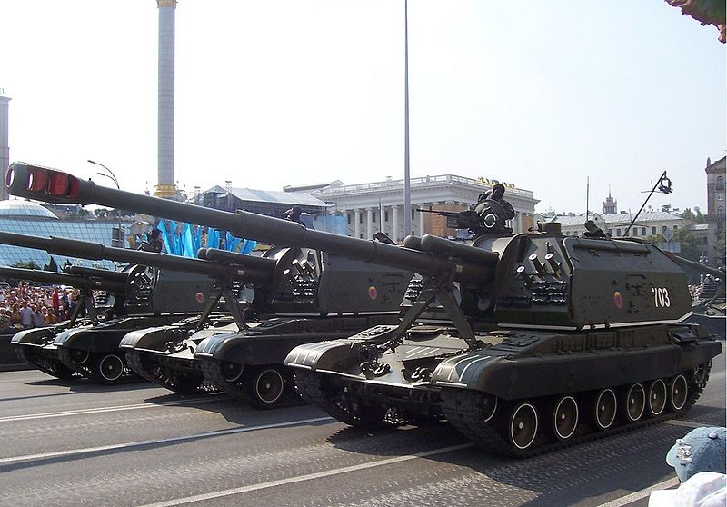 Ukraine bat ngo keo hang dan phao tu hanh 152mm toi Donbass-Hinh-3