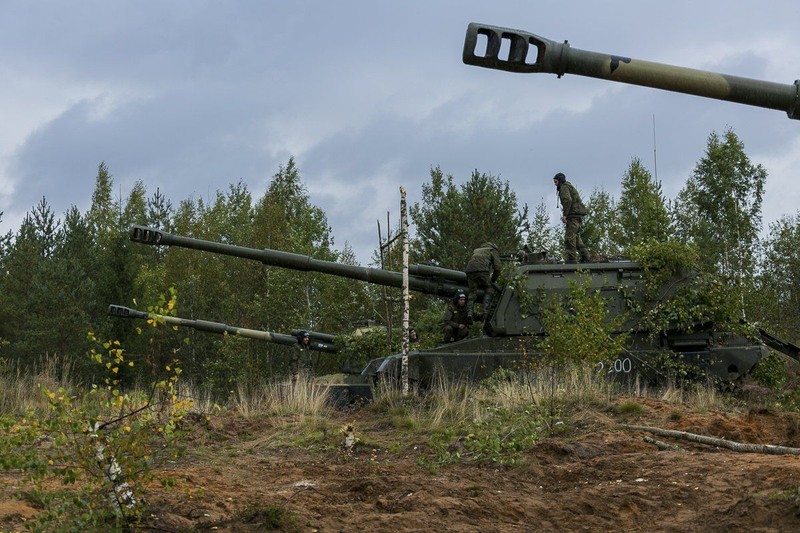 Ukraine bat ngo keo hang dan phao tu hanh 152mm toi Donbass-Hinh-5