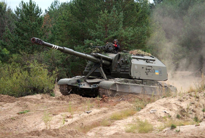 Ukraine bat ngo keo hang dan phao tu hanh 152mm toi Donbass-Hinh-7