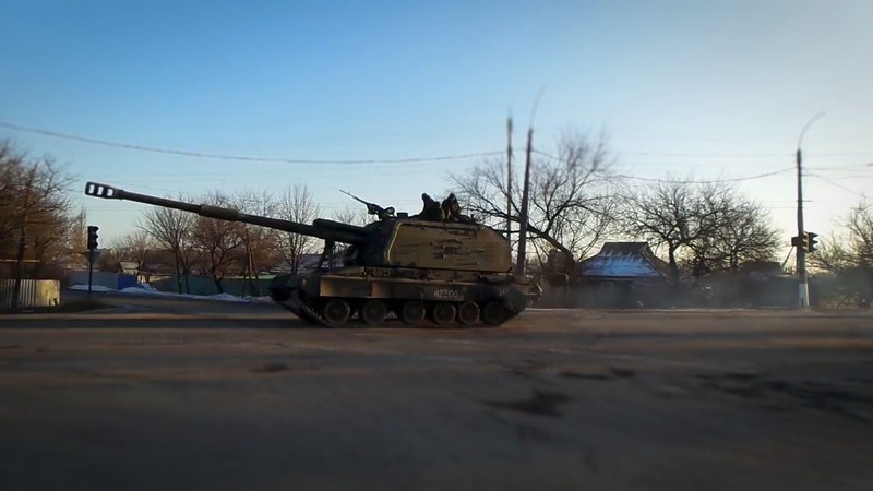 Ukraine bat ngo keo hang dan phao tu hanh 152mm toi Donbass-Hinh-8