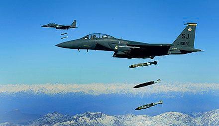 Tiem kich F-15E cua My manh ngang may bay nem bom chien luoc Trung Quoc-Hinh-20