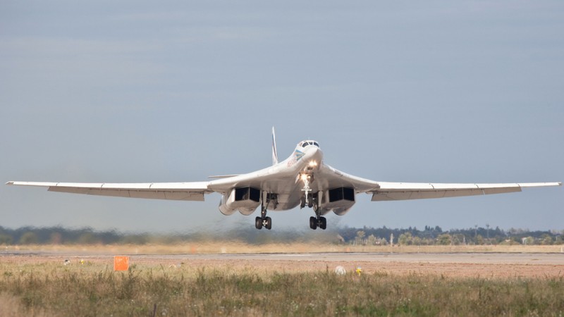 Tu-160 cua Nga duoc trang bi dong co moi voi uy luc gap boi-Hinh-11