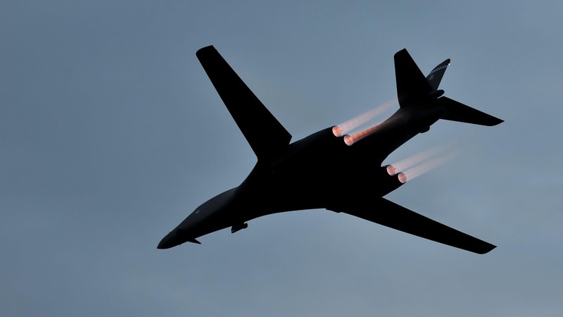 B-1B Lancer My ha canh thang len tuyet, gui loi thach thuc toi Nga-Hinh-13