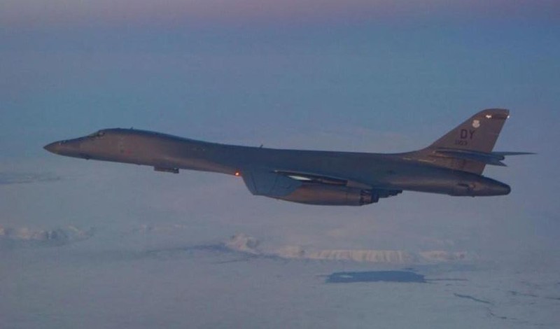 B-1B Lancer My ha canh thang len tuyet, gui loi thach thuc toi Nga-Hinh-14