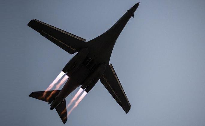 B-1B Lancer My ha canh thang len tuyet, gui loi thach thuc toi Nga-Hinh-16