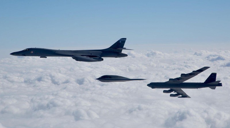 B-1B Lancer My ha canh thang len tuyet, gui loi thach thuc toi Nga-Hinh-18