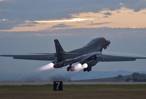 B-1B Lancer My ha canh thang len tuyet, gui loi thach thuc toi Nga-Hinh-2