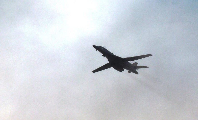 B-1B Lancer My ha canh thang len tuyet, gui loi thach thuc toi Nga-Hinh-9