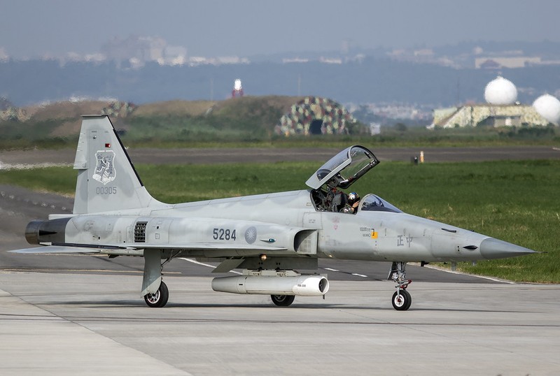 Hai tiem kich F-5E Dai Loan dam nhau, mot phi cong thiet mang-Hinh-13