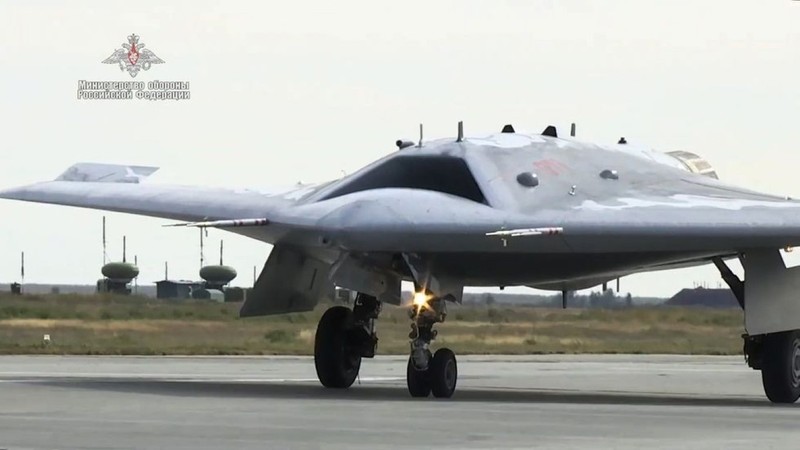 Trung Quoc lo UAV Phi Long-2: Ngoai hinh giong B-2 My va S-70 Nga-Hinh-9