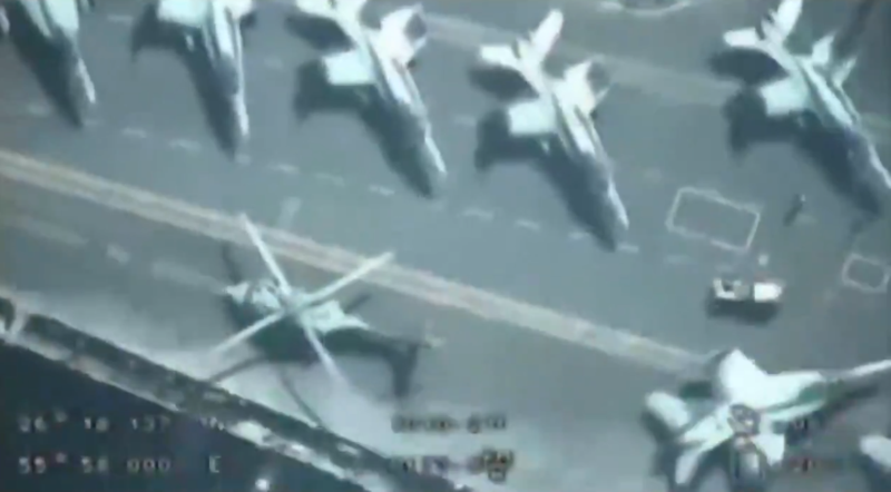 UAV Iran bay tren dau quay phim, tau san bay My khong hay biet-Hinh-3