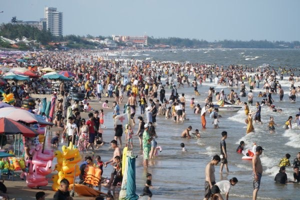 Bai bien chat cung nguoi, Ba Ria - Vung Tau hoa toc dung nhieu dich vu