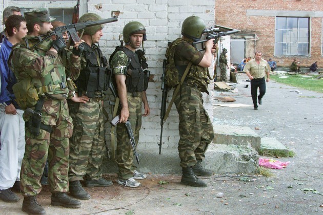 Ky uc kinh hoang ve vu khung bo truong hoc Beslan o Nga-Hinh-7