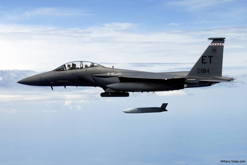 Tiem kich F-15E gay soc khi mang cung luc 5 ten lua tang hinh nang 1 tan-Hinh-8