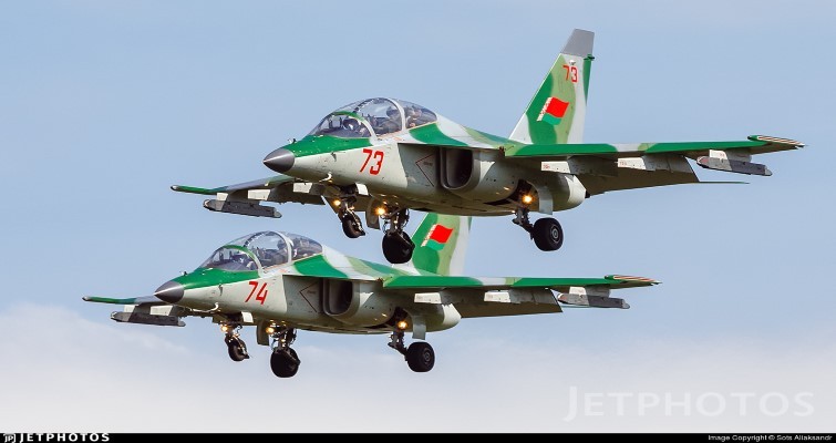 Hien truong huan luyen co Yak-130 roi o Belarus, khong ai song sot-Hinh-5