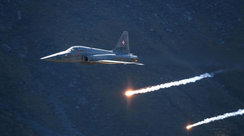 F-5E Tiger II Thuy Si dam vao nui khi tap khong chien-Hinh-10