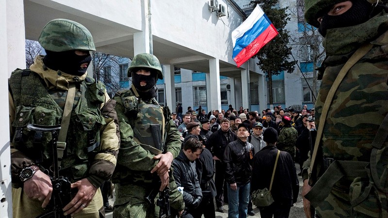 Dua quan ap sat dao Crimea, Ukraine dang 