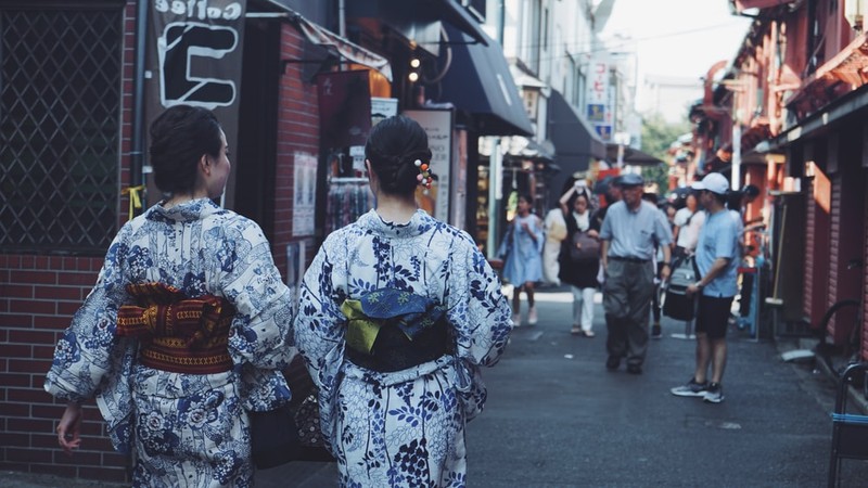 Tai sao khi mac Kimono, phu nu Nhat Ban can that mot chiec goi sau lung?