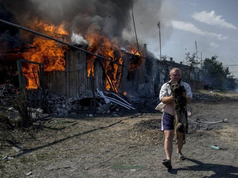 Lan dau tien trong lich su, bom dan NATO na vao Donbass-Hinh-4