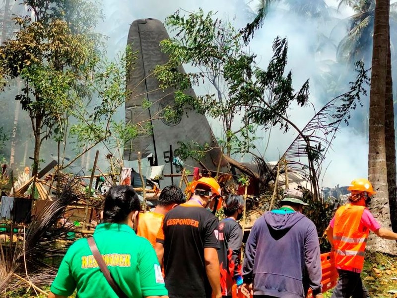 Tai nan C-130 o Philippines: Nhieu nguoi nhay ra truoc khi may bay roi-Hinh-2