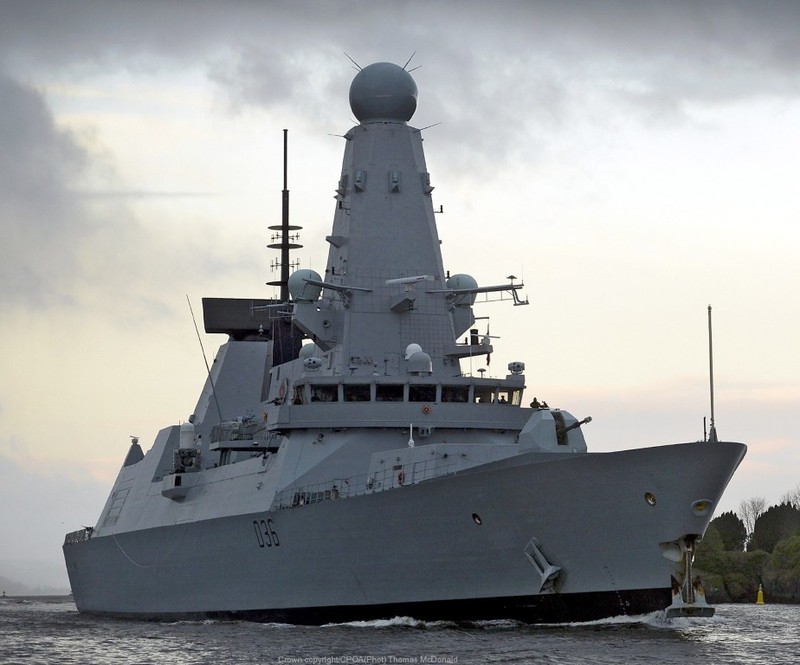 HMS Defender tiep tuc 