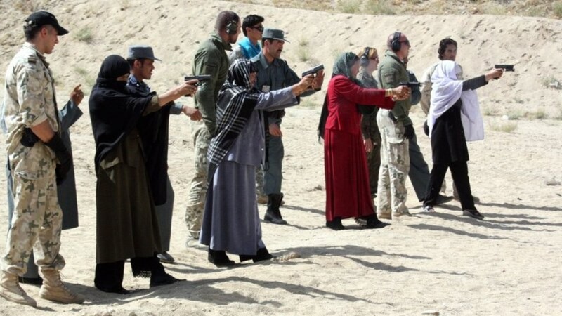 My rut het quan, phu nu Afghanistan cam sung chong Taliban-Hinh-13