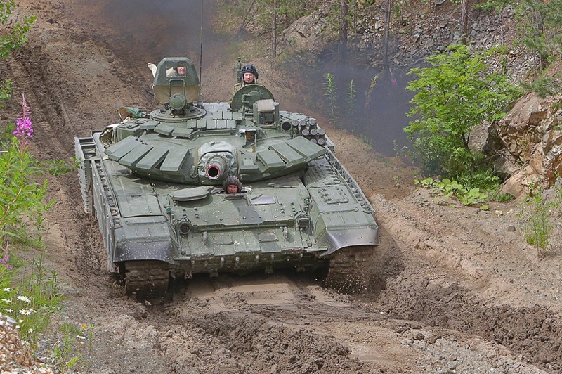 Trang bi doc tren xe tang T-72B3 cua Nga o Crimea-Hinh-10