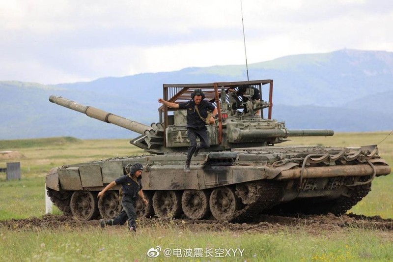 Trang bi doc tren xe tang T-72B3 cua Nga o Crimea-Hinh-4