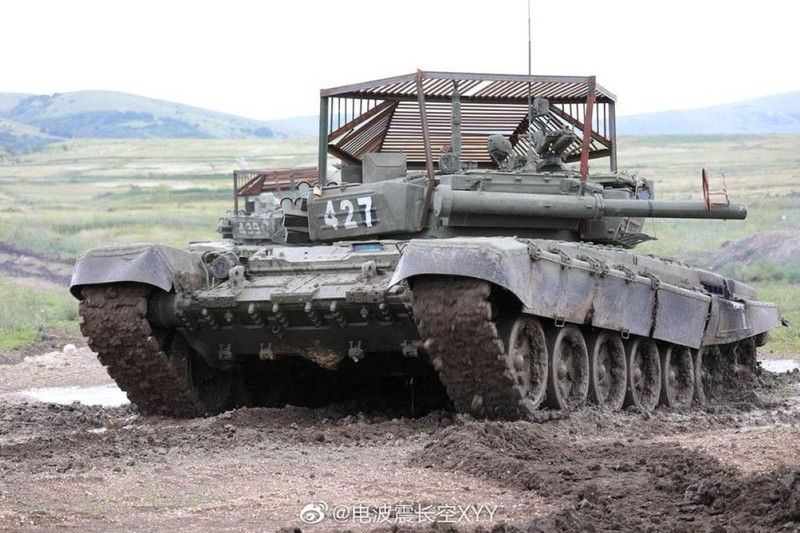 Trang bi doc tren xe tang T-72B3 cua Nga o Crimea
