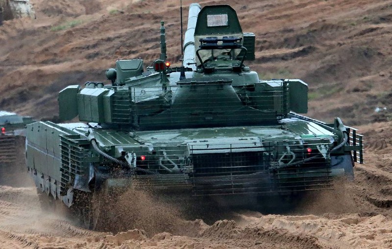 Can canh nhung xe tang T-80BMV moi nhat Nga vua cho nhap bien-Hinh-12
