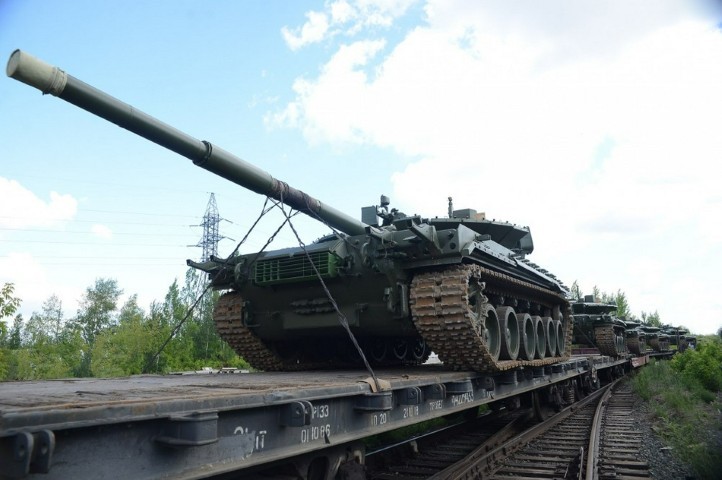 Can canh nhung xe tang T-80BMV moi nhat Nga vua cho nhap bien-Hinh-4