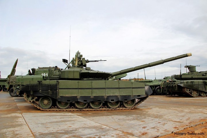Can canh nhung xe tang T-80BMV moi nhat Nga vua cho nhap bien-Hinh-6