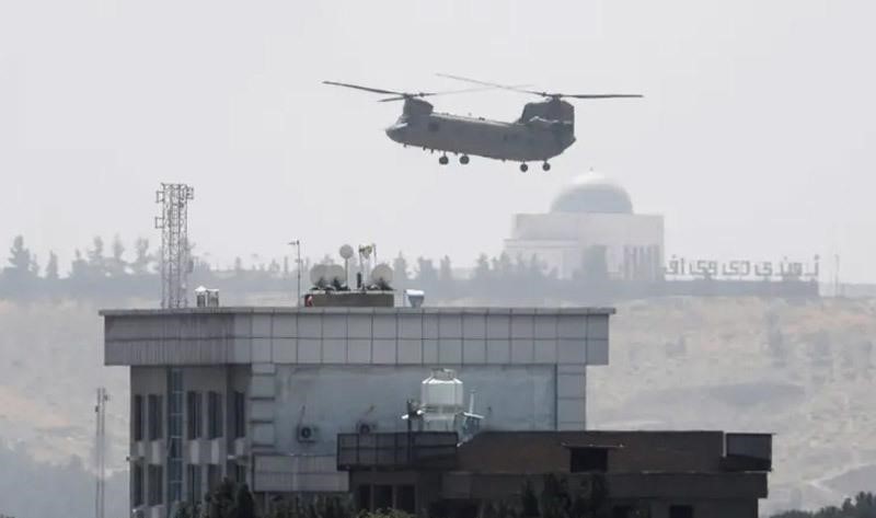 My pha huy 7 truc thang CH-46E sau khi chung buoc phai bo lai Kabul-Hinh-10
