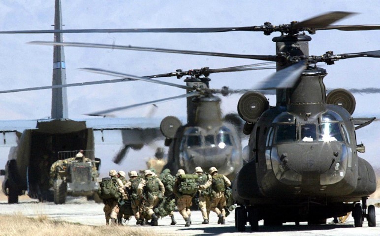 My pha huy 7 truc thang CH-46E sau khi chung buoc phai bo lai Kabul-Hinh-15