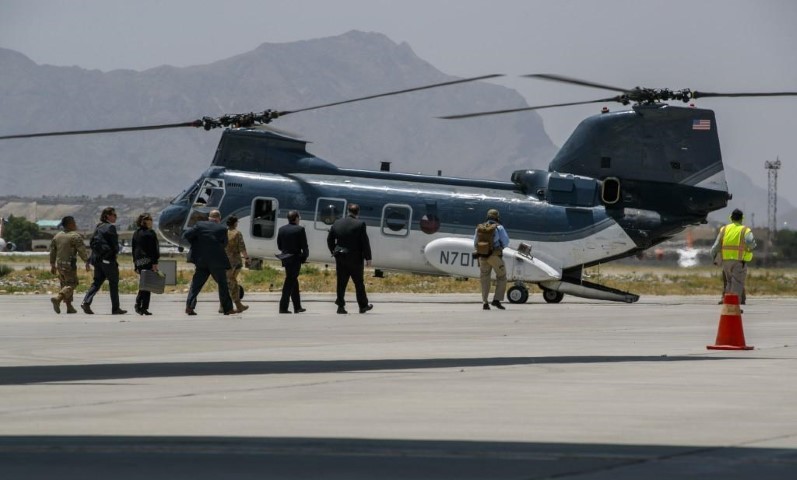 My pha huy 7 truc thang CH-46E sau khi chung buoc phai bo lai Kabul-Hinh-21