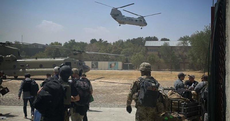 My pha huy 7 truc thang CH-46E sau khi chung buoc phai bo lai Kabul-Hinh-5