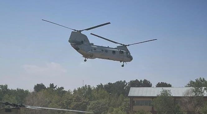 My pha huy 7 truc thang CH-46E sau khi chung buoc phai bo lai Kabul-Hinh-9