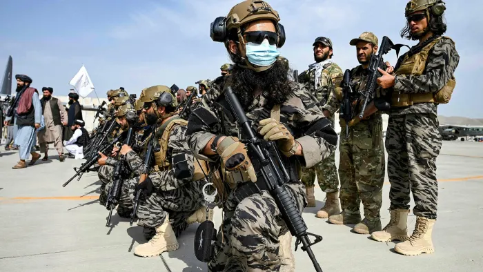 Taliban sat hai chuyen gia chong khung bo Afghanistan-Hinh-12