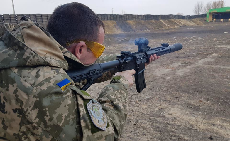 Ve binh Quoc gia Ukraine thay the sung AK bang sung AR-15 My-Hinh-14