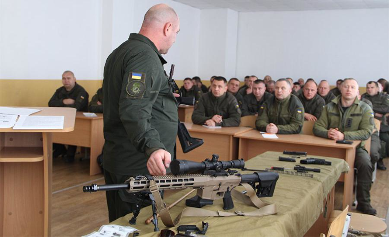 Ve binh Quoc gia Ukraine thay the sung AK bang sung AR-15 My-Hinh-2