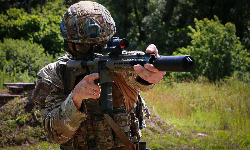 Ve binh Quoc gia Ukraine thay the sung AK bang sung AR-15 My-Hinh-8