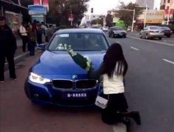 Nguyen nhan co gai om hoa quy truoc dau xe BMW