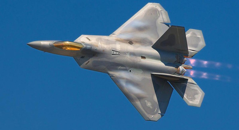 My mat 4 nam moi sua xong tiem kich F-22 Raptor mai bung xuong duong bang-Hinh-26